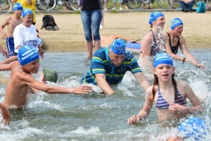 Han ter Heegde, burgemeester van Heerhugowaard, nam in 2013 een duik in het Meer van Luna. Foto: Dirk Jongejans